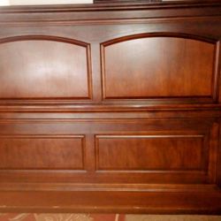 BEAUTIFUL CALIFORNIA KING WOOD GRAIN HEADBOARD SET!