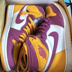 Air Jordan 1 Retro High OG in Gold/Light Purple