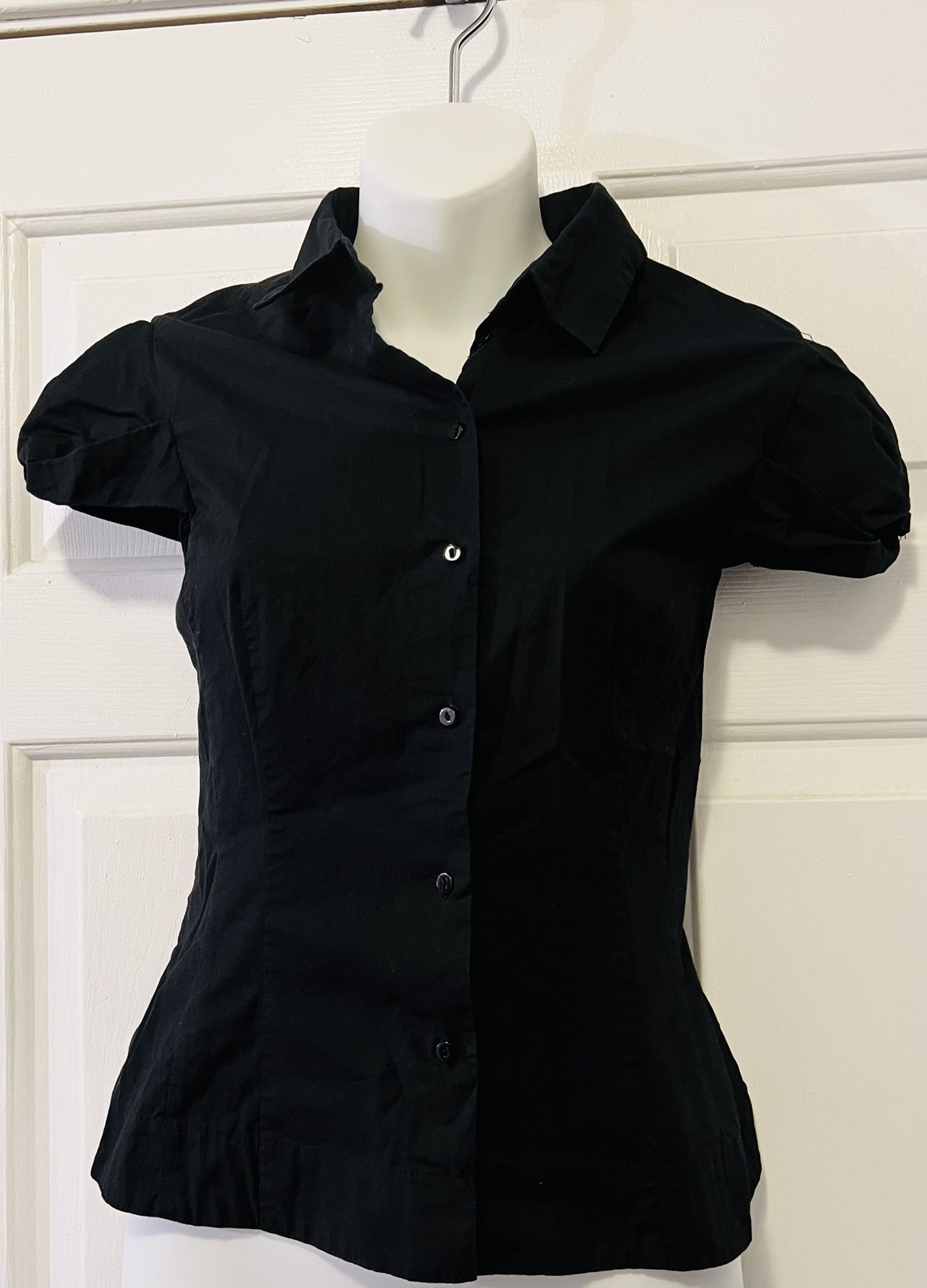 Very beautiful women Shirt size (m)only $7