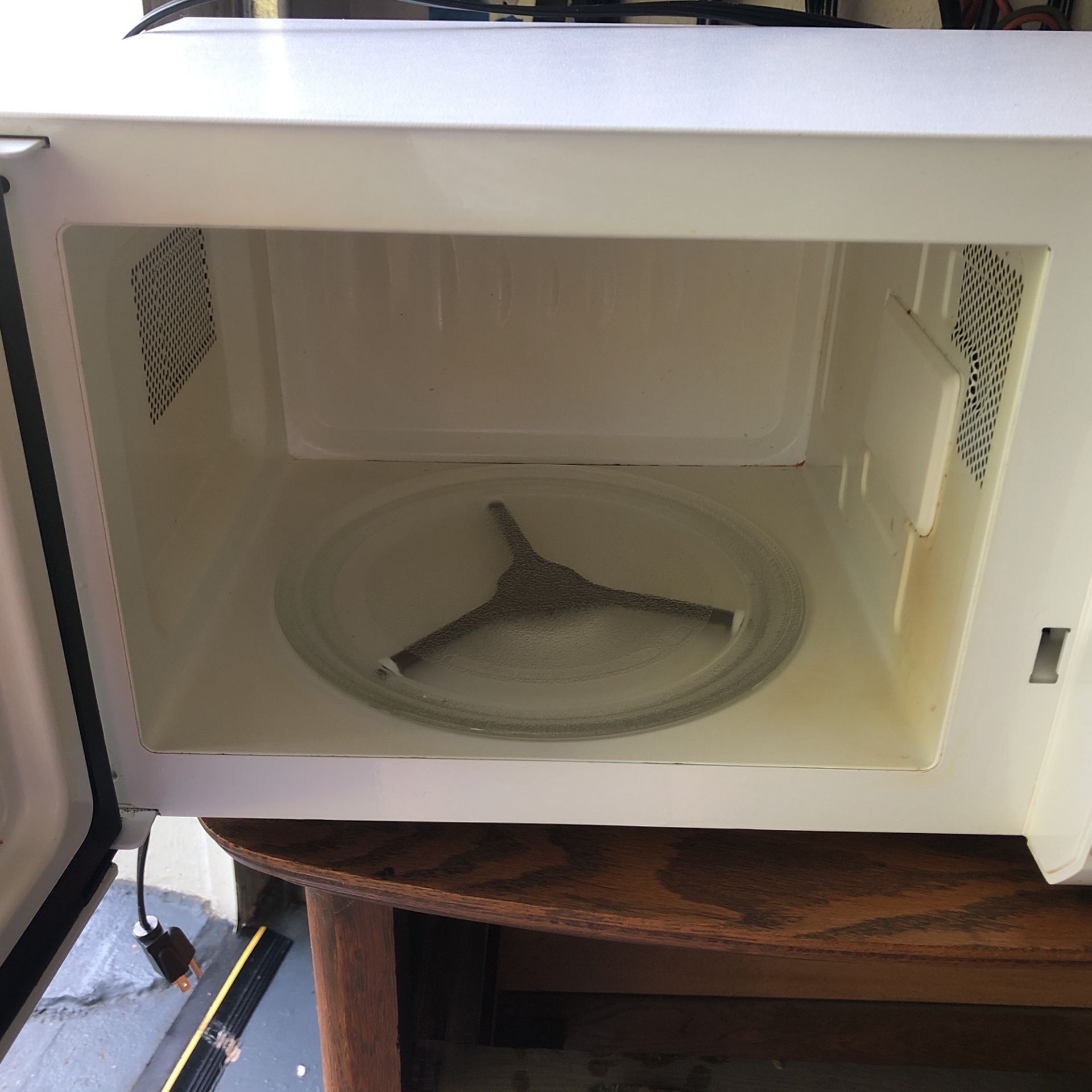 Small Microwave Oven, Magic Chef, Cooks Food Fast, Great For Small Spaces  for Sale in Chandler, AZ - OfferUp