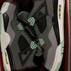 Jordan 4 Retro “Green Glow” size(12M). Worn 1X VNDS(Like New). Comes with Og all. Listening 👂 to cash or trade offers Market value $600+ come correct