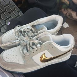 selling a pair Nike Sean Cleaver dunks size 7 in women's