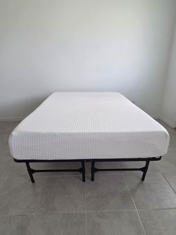 Like New Full Memoryfoam mattress with Metal platform