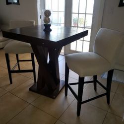 Small dining set .Beautiful for small spacious. 