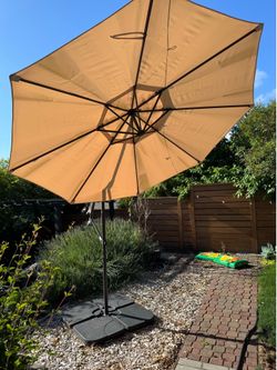 Curved Cantilever Patio Umbrella with Heavy-Duty Base