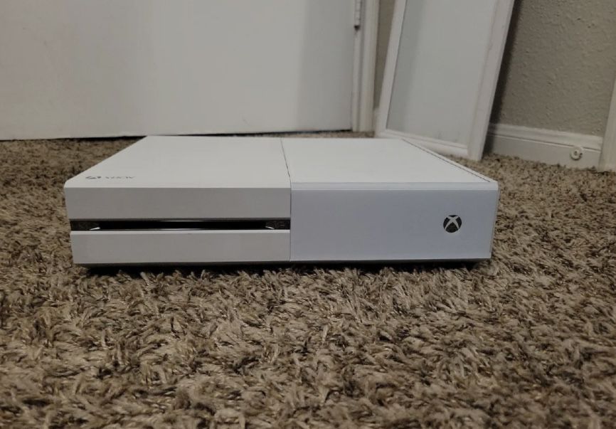 White Xbox One With Wired Controller 