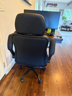 Desk Chair lightly used  MOVING SALE!