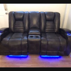 Luxury Style Leather loveseat / sofa / couch Power Recliners With adjustable headrest very Comfortable In Excellent Condition No Rips No Stains like N