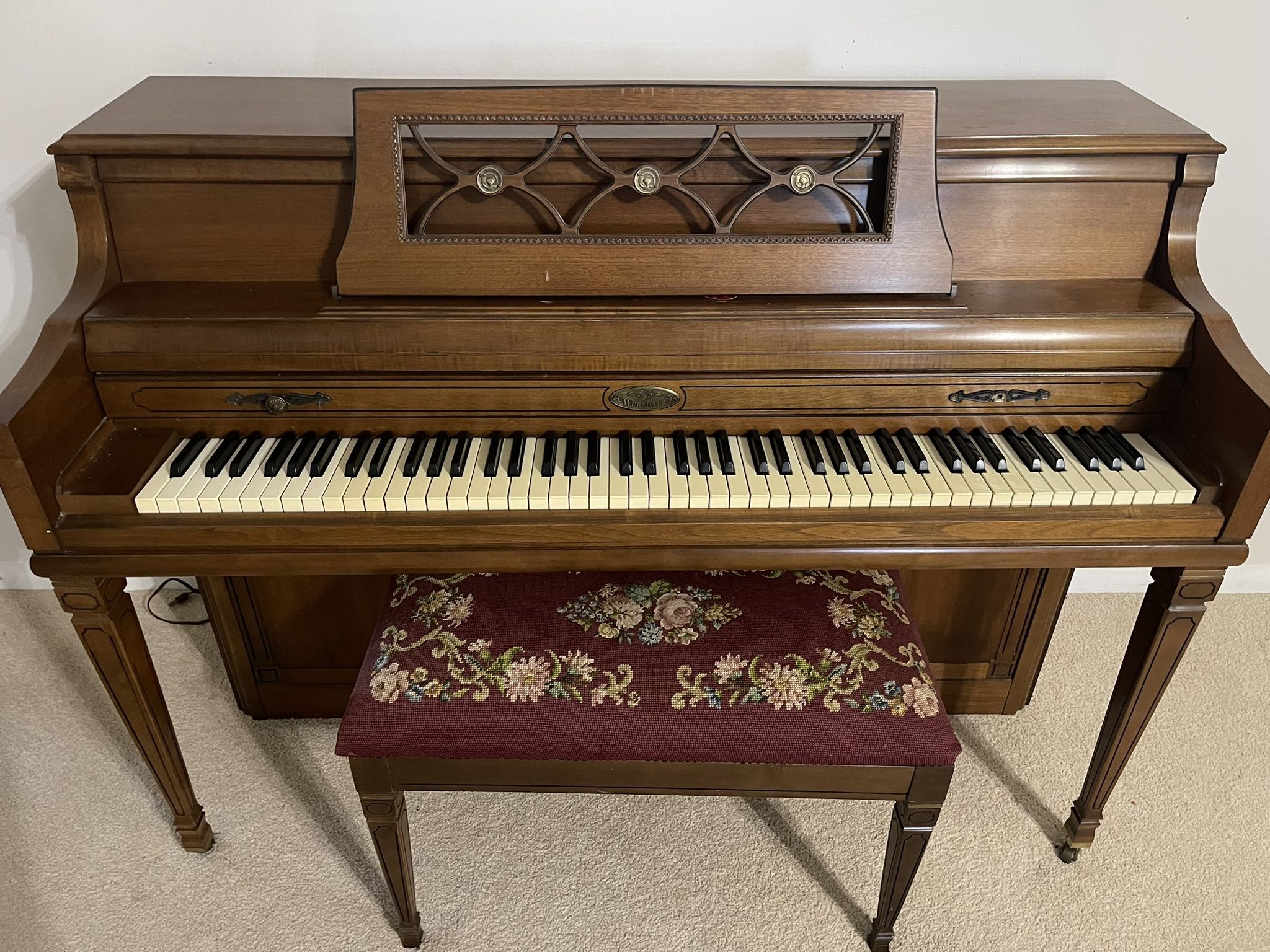 Vintage Wurlitzer Spinet Piano with Matching Bench – Beautiful Condition!