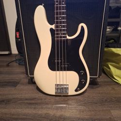 Squier P Bass Custom