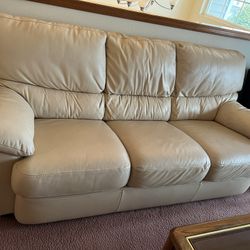 Very nice leather sofa and coffee table