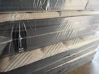 Queen sealy Posturepedic Mattress 