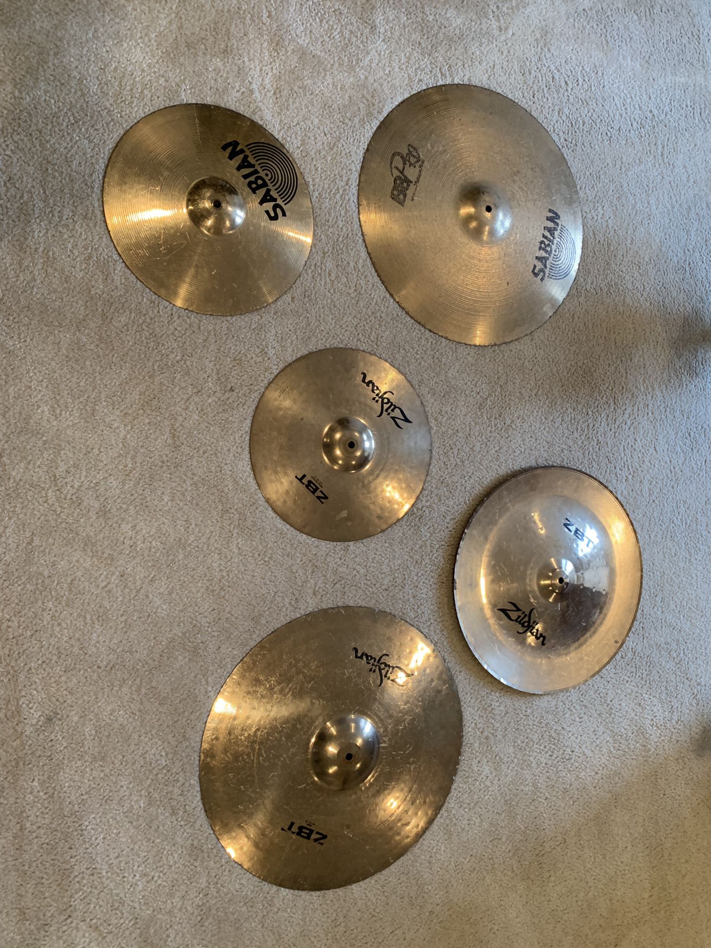 5 cymbals: used zildjian and Sabian. 2 are 20 inch. 1 is 18 inch and 2 are 14 inch.