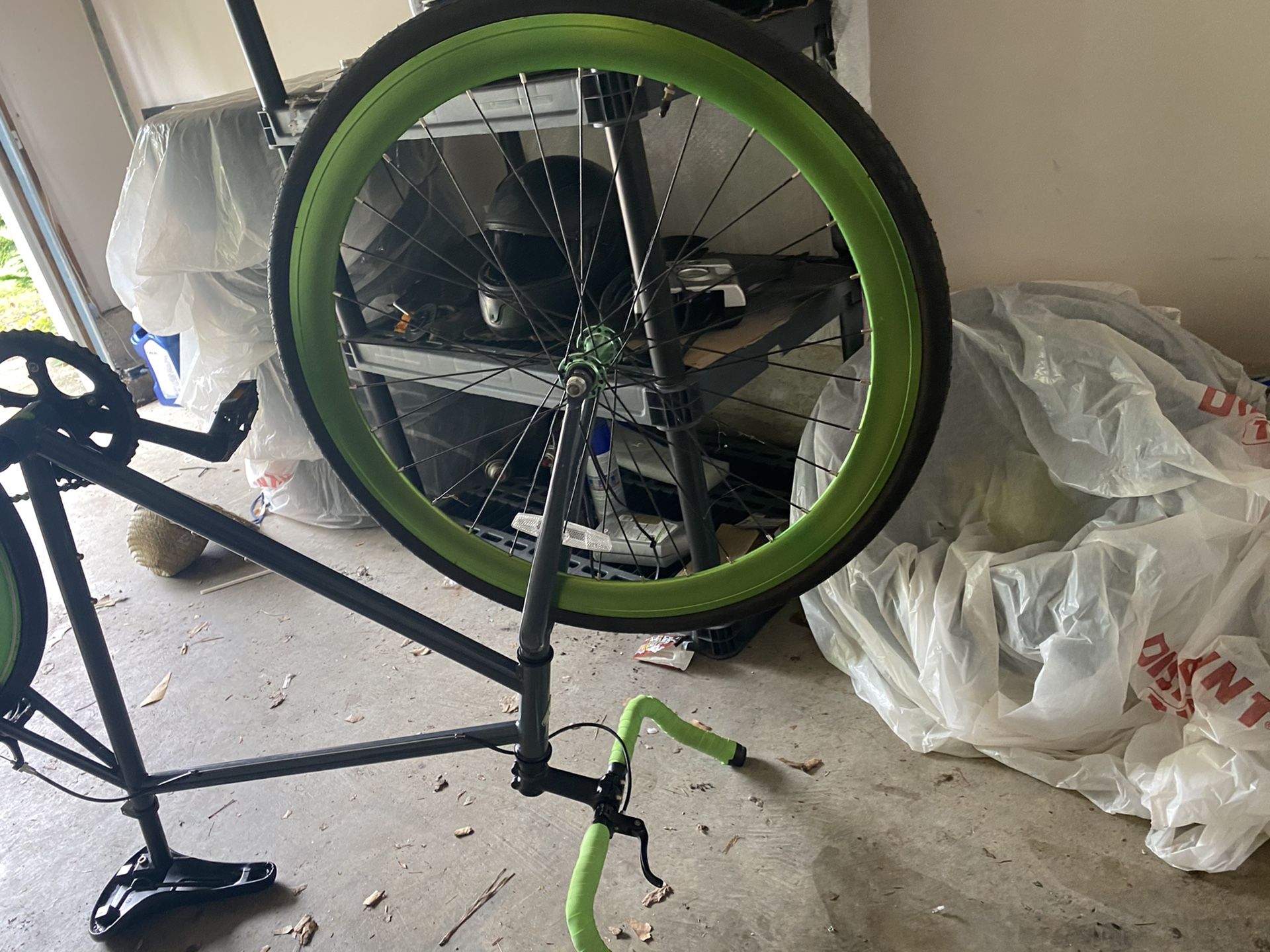 Fixed gear for sale back tire doesn’t take air everything else in great condition !!