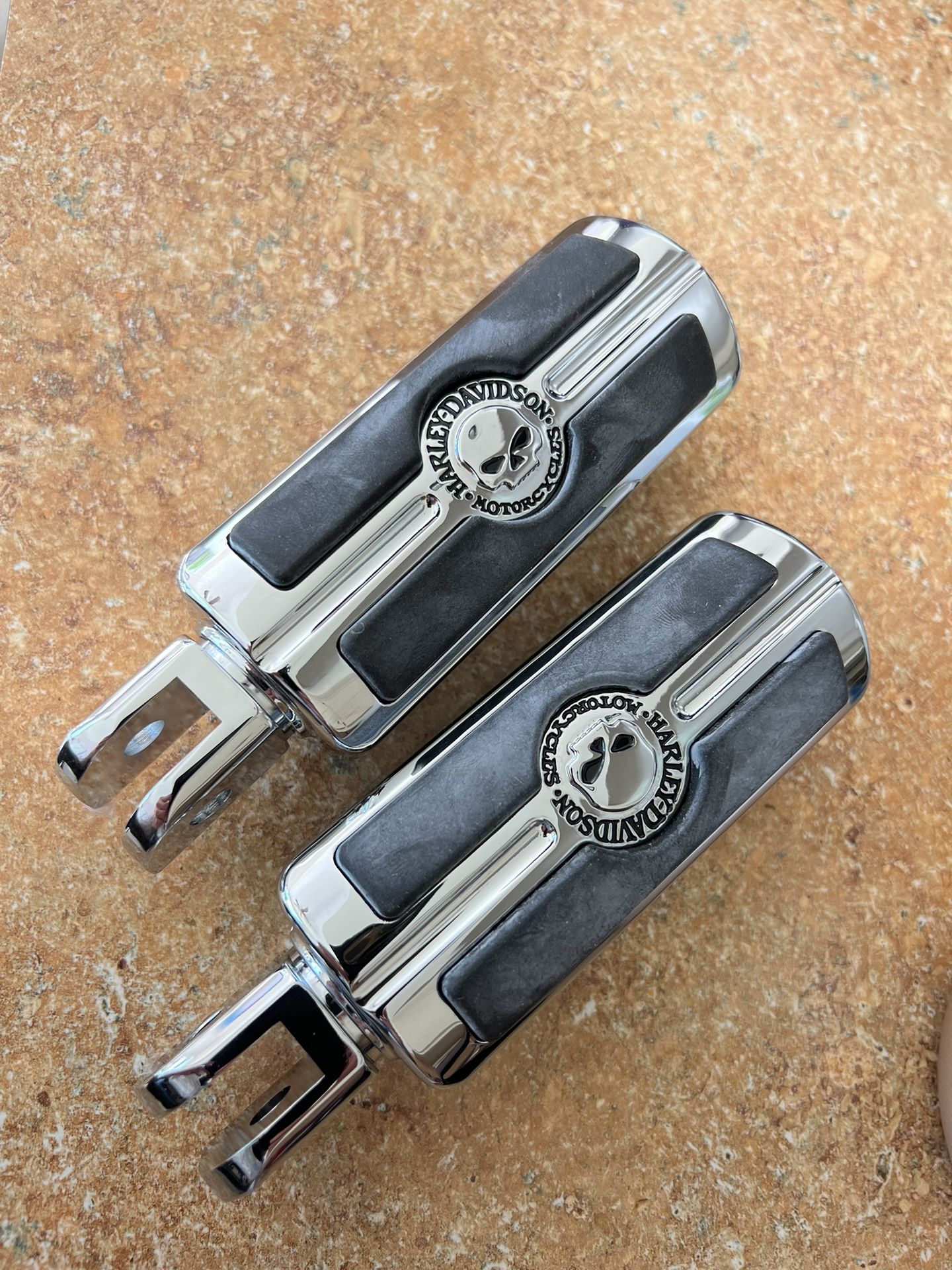 HARLEY DAVIDSON FOOT PEGS (WILLIE G SKULL RIDER)