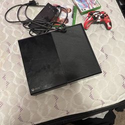 Xbox One , 2 Games And All Cords 