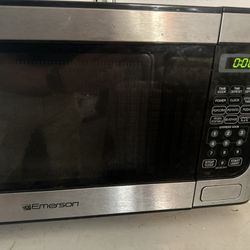 Emerson 0.9 CU FT Microwave Oven MW9339SB