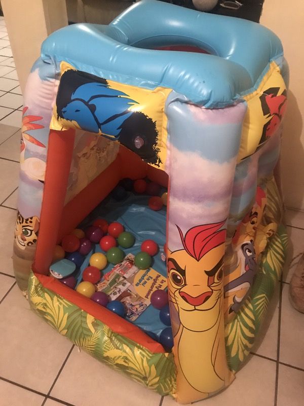 Kids ball pit play yard