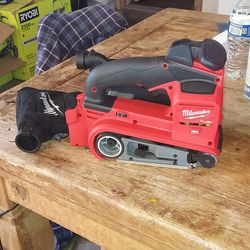 Milwaukee
 M18 FUEL 18-Volt Lithium-lon
Cordless Belt Sander
(Tool-Only)