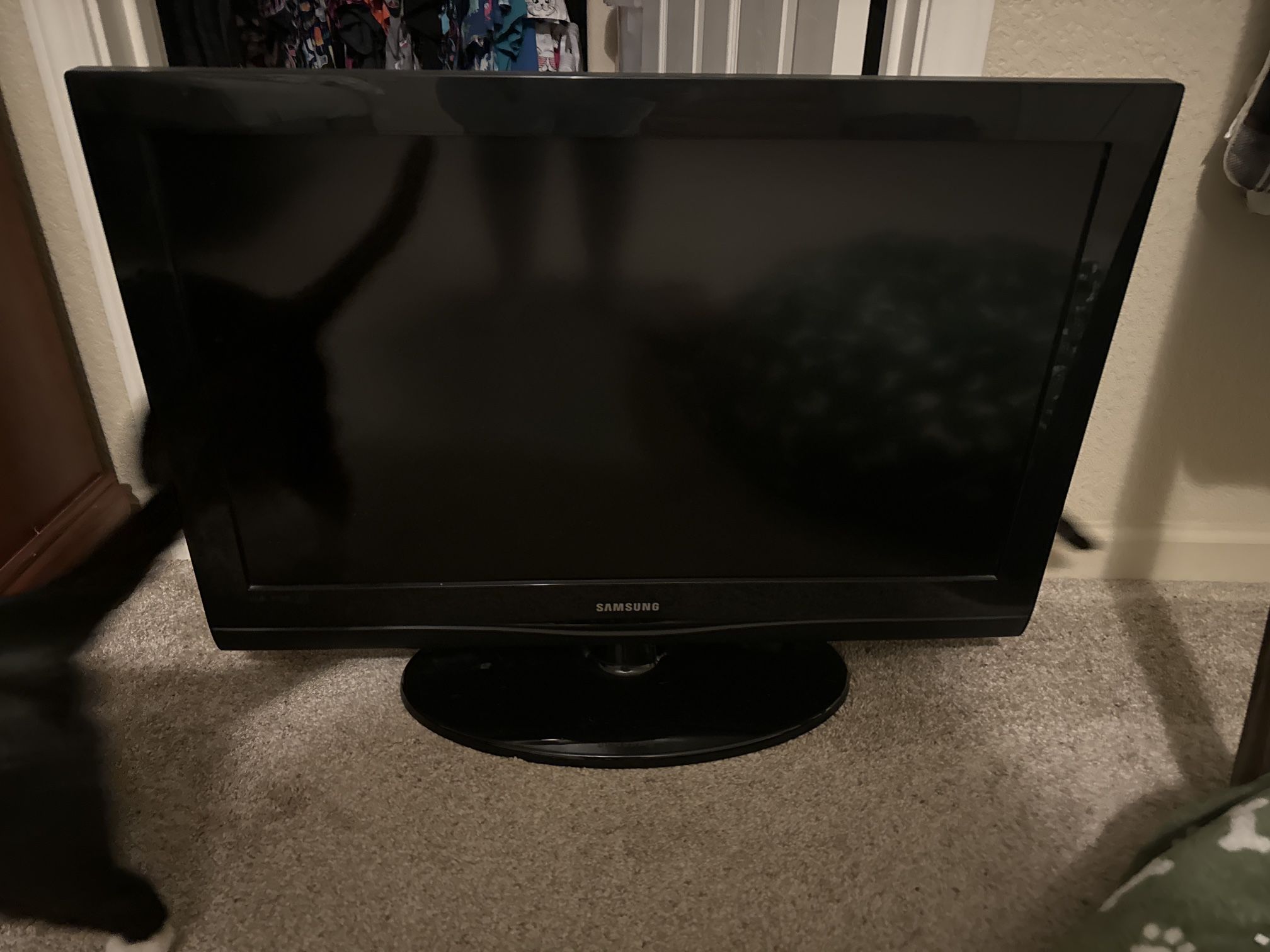 Samsung 32 Inch TV APPLE TV INCLUDED!!!