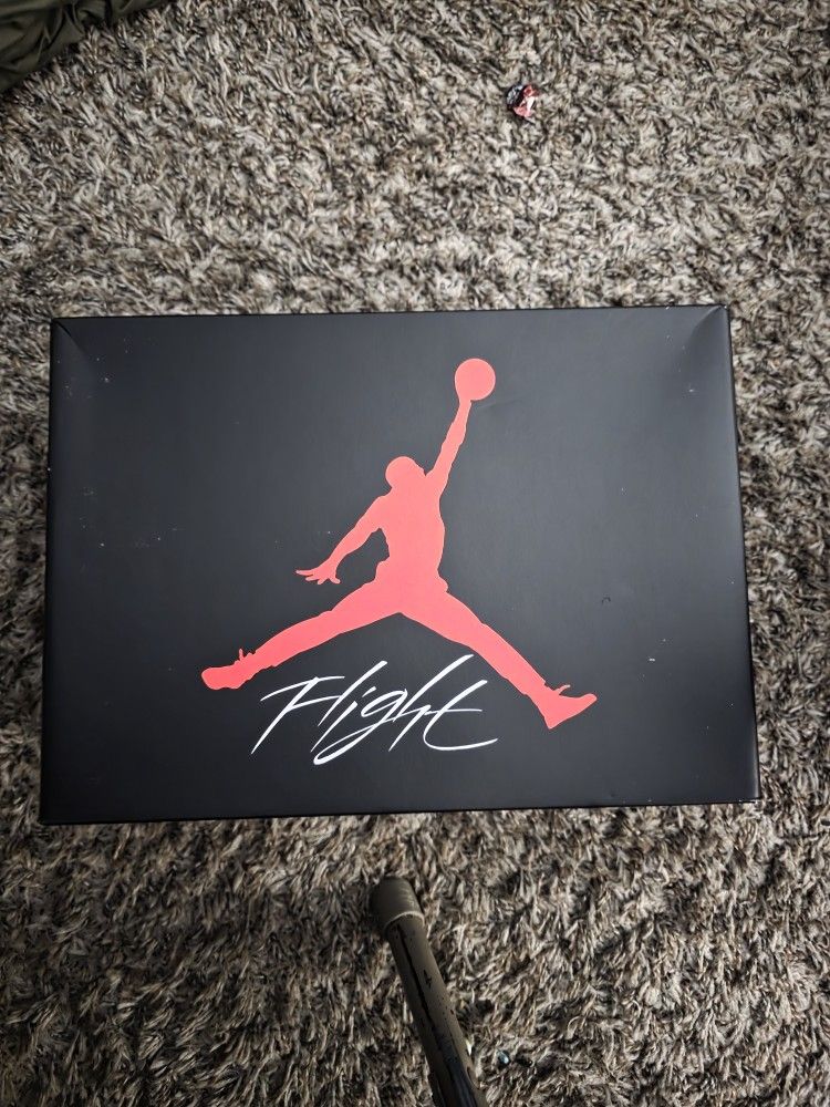 Jordan 4's White CEMENT Size 8.5