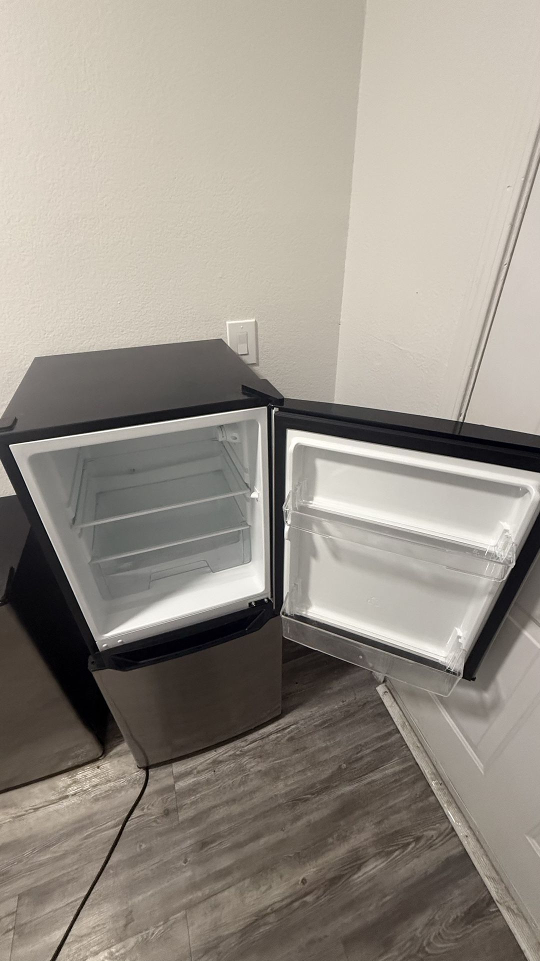 Insignia Mini Fridge With Freezer