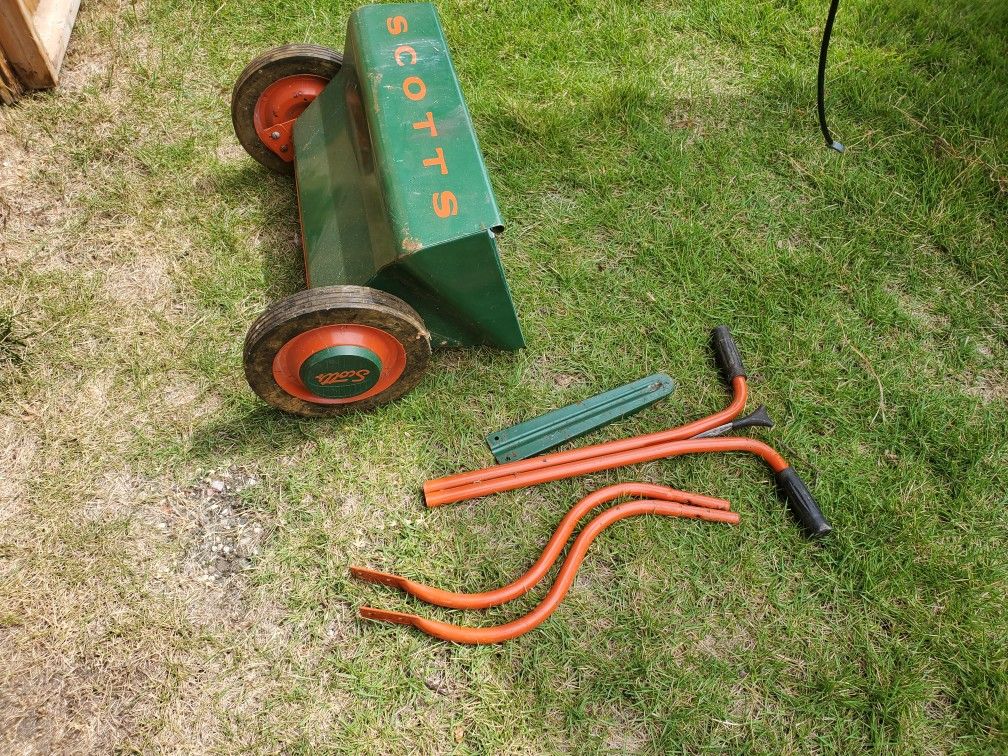 VINTAGE "SCOTTS" #35-3 DROP SPREADER