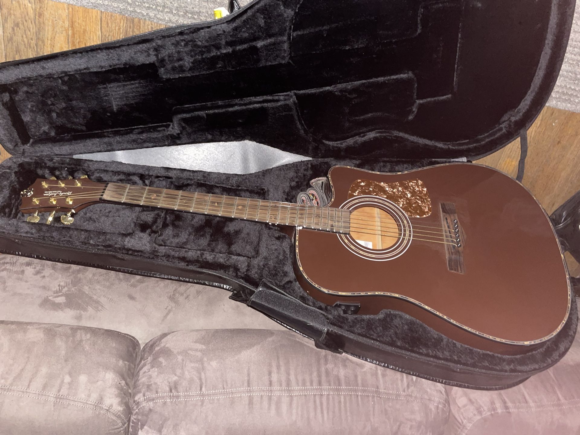 Acoustic Guitar W Case Strap