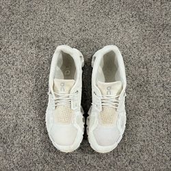 On Cloud 5 White Running Shoes Womens US 7 EU 38 Swiss Engineering Sneaker