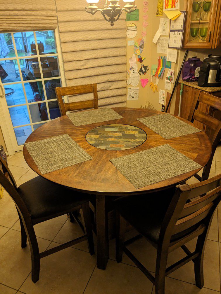 Breakfast Nook/Dining Table & Chairs W/Serving Table
