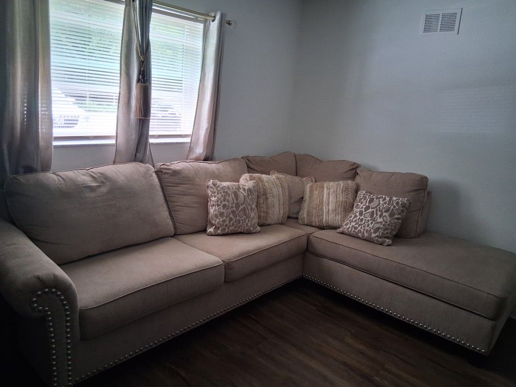 2 Piece Sectional W/ 5 Matching Pillows