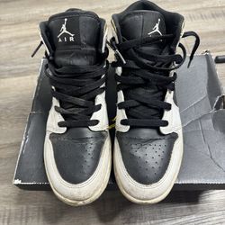 Air Jordan 1 Mid Black/White/Gold 🖤✨  Women’s size 8.5 (7Y)