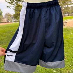 NIKE BOYS NAVY BASKETBALL SHORTS MEDIUM DRAWSTRING WHITE POLYESTER VINTAGE NWT   The product is a pair of Nike boys' navy basketball shorts in size me