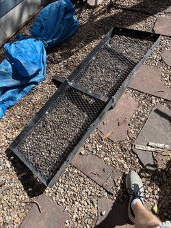 Hitch mounted cargo carrier