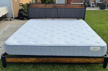 Beutiful king size bed with good mattress