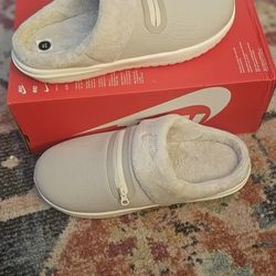 New Nike Burrow Women Slip On Size 8