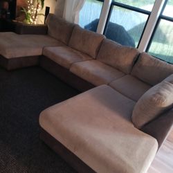 2pc. Sectional Couch - Rooms To Go - Larna Park - Excellent Condition 