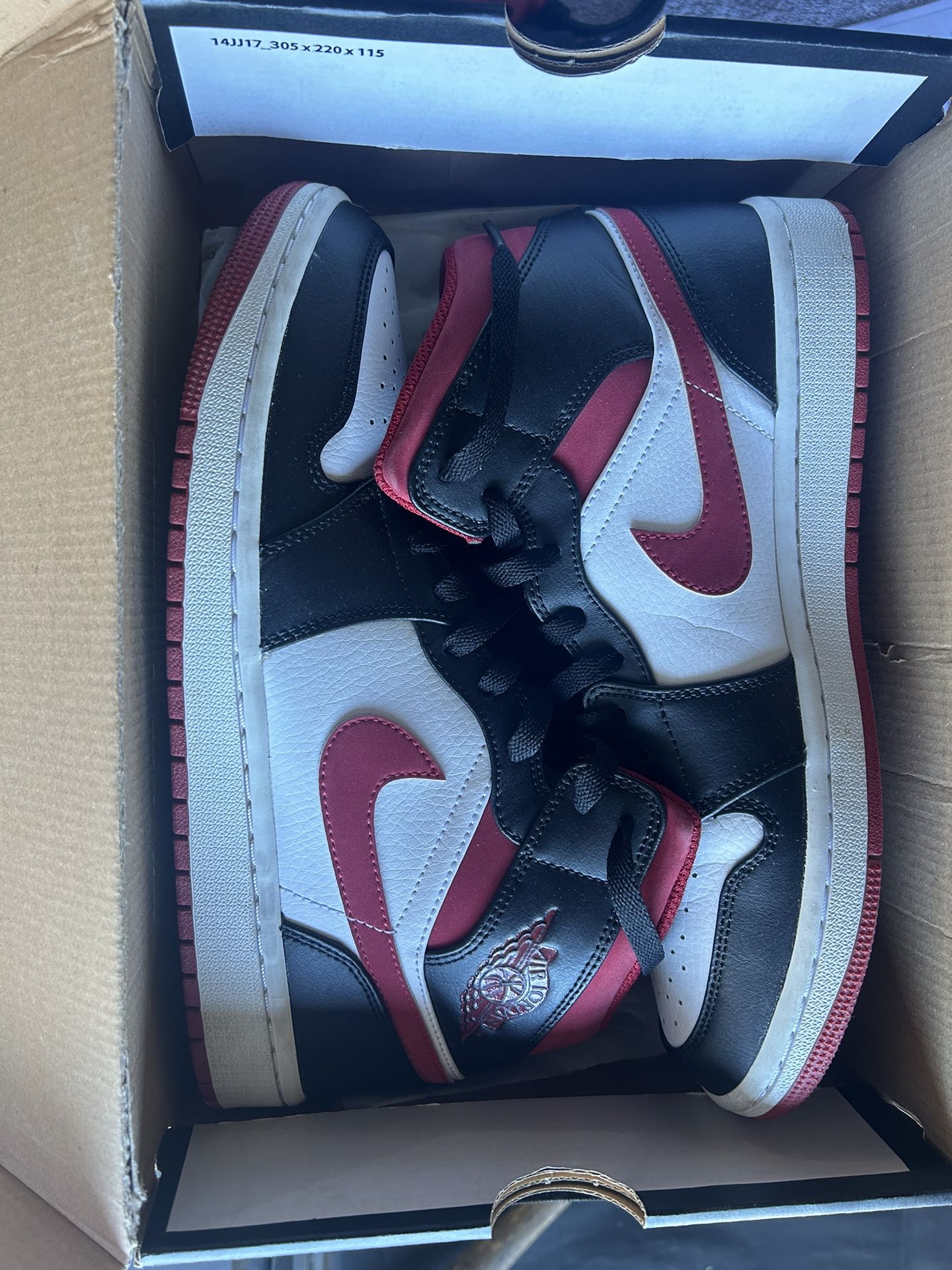 Men’s Jordan 1 Mids Size 9