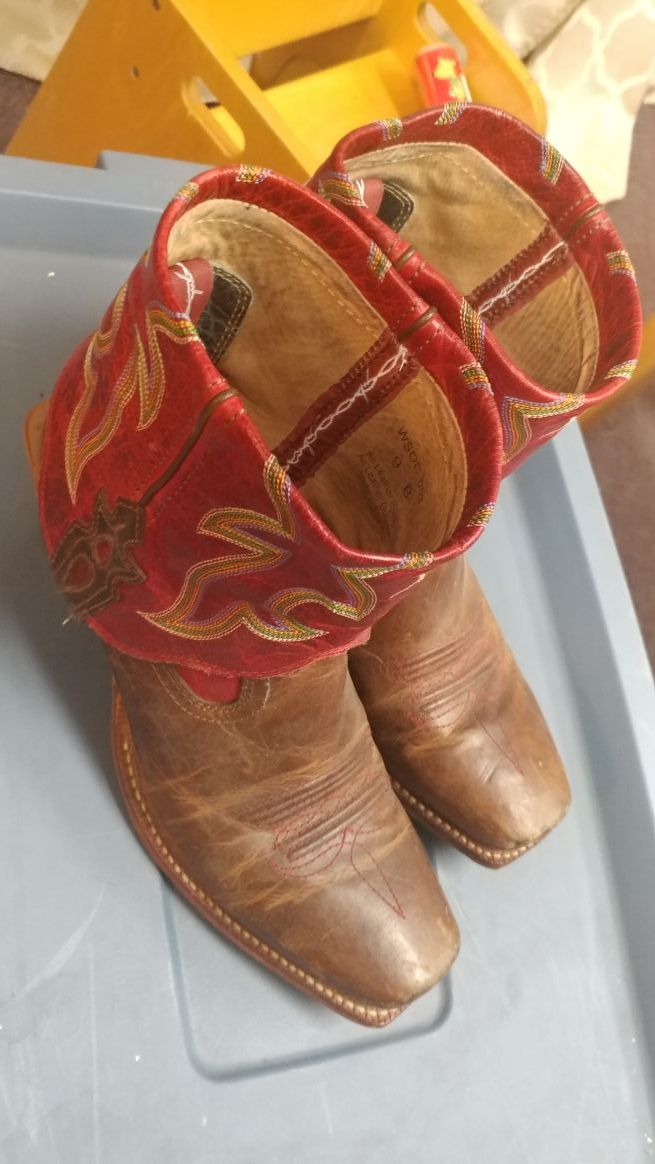 Cowgirl boots size 9B