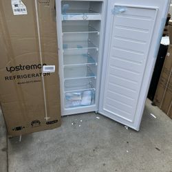 Brand new 7.0 refrigerator great for apartment or dorm