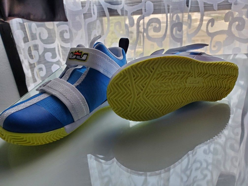 Kids LeBron size 10c