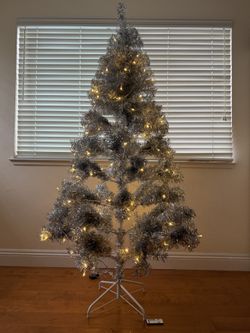 Brand New 6FT Silver Pre-Lit Christmas Tree, 900 Tips, 300 Lights, Remote, 8 Modes. SKU552