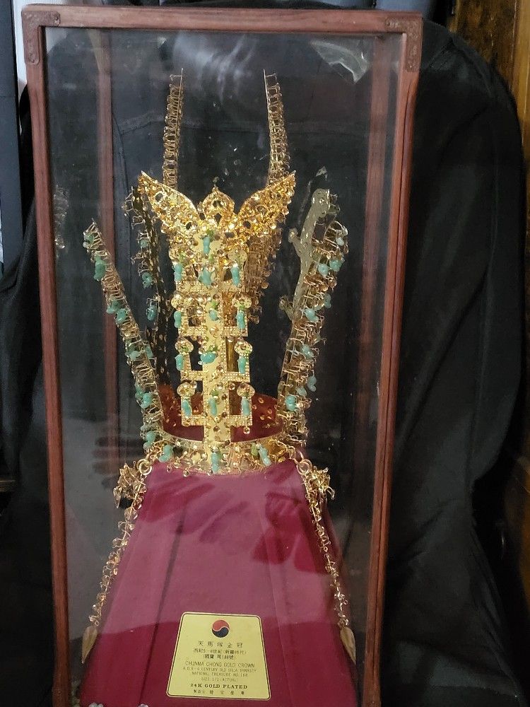 24K Gold Plated Korean Silla Dynasty Royal Crown Replica – Cheonma Chong Display in Glass Case