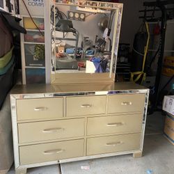 Dresser With Mirror 