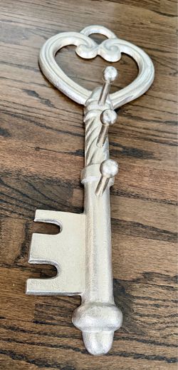 vintage-style metal skeleton key wall hook rack 24”