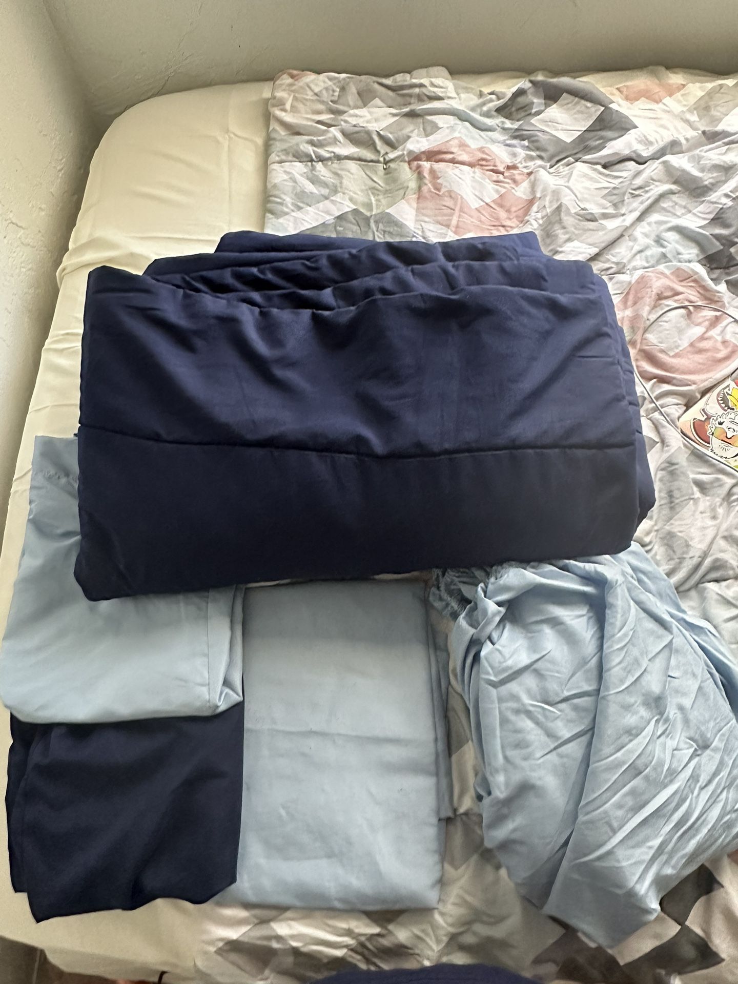 Twin XL sheets,pillowcases,comforter 