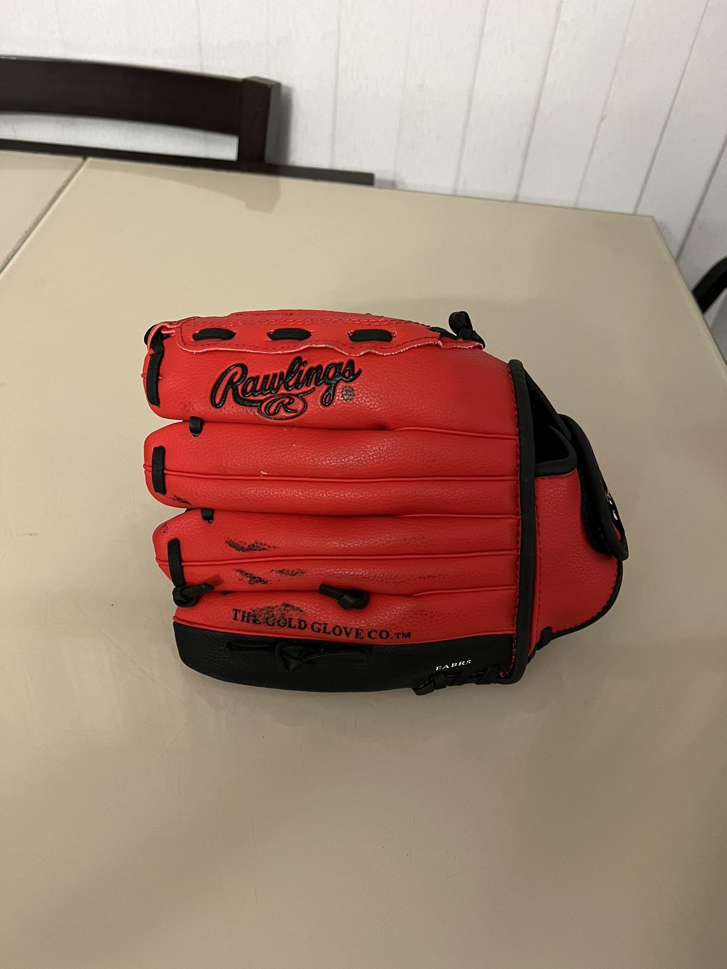 Rawlings Baseball Glove Youth Right Hand Thrower PL110S 11" Players Series EABR5. Pre owned in good cosmetic condition with some minor blemishes. Ther