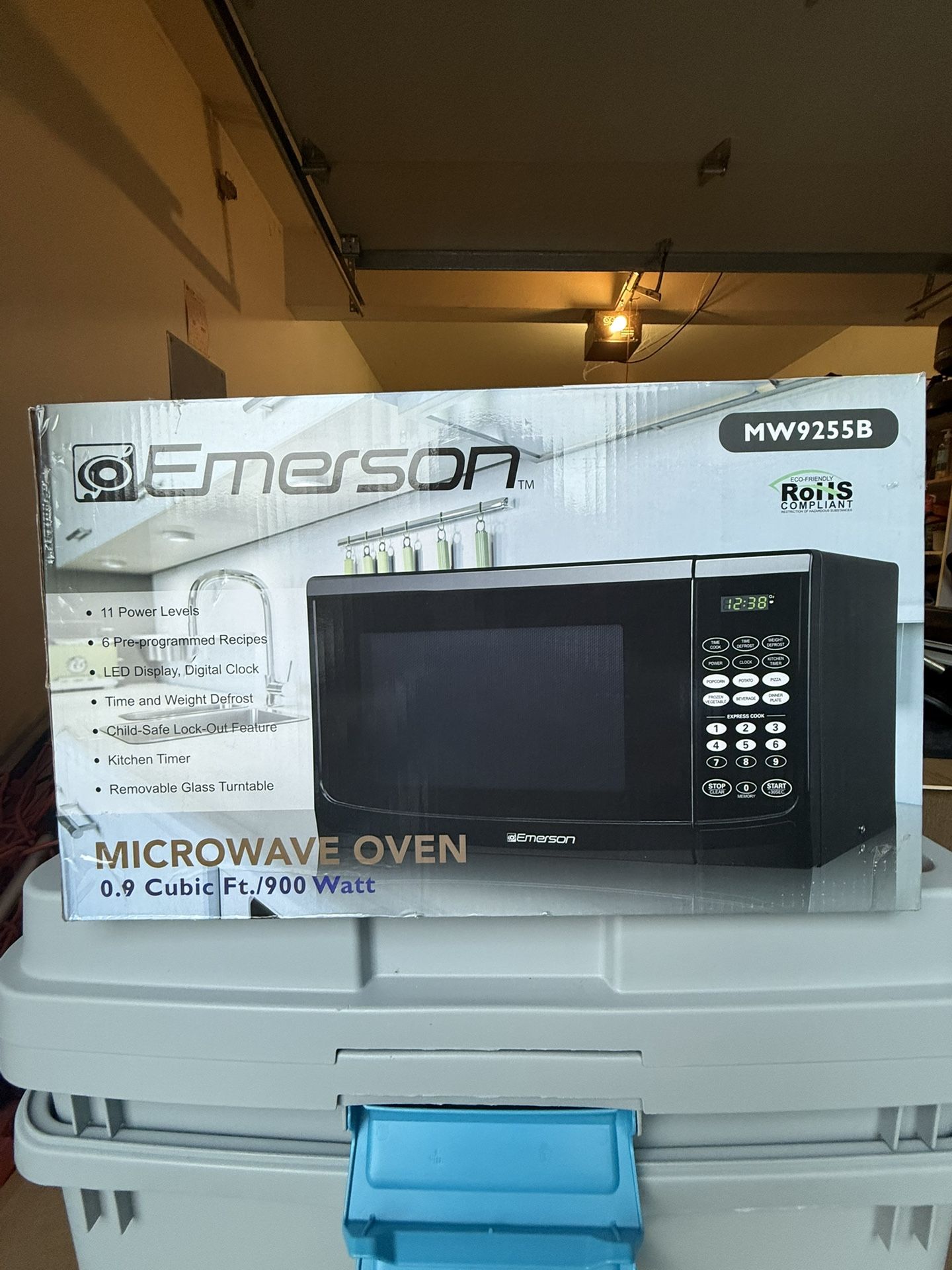 Emerson MW9255B 0.9 cu ft 900W Countertop Microwave – Like New