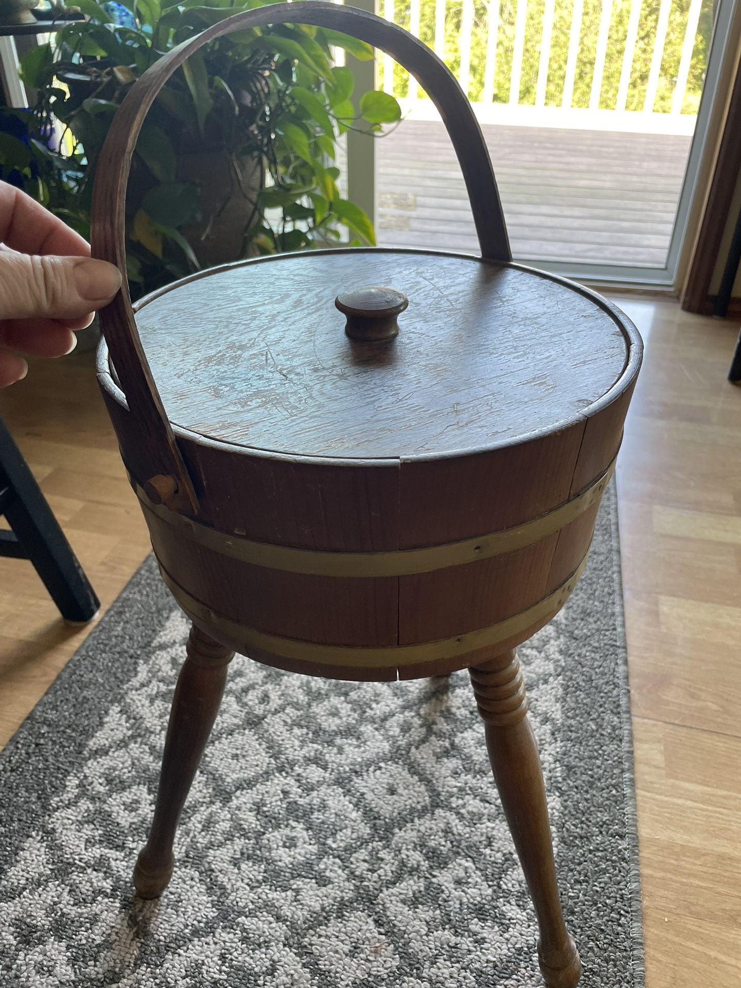 This vintage 3 Wooden leg tripod 🪡🧵 Sewing Basket