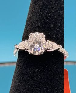 #- 158 Stunning oval-cut moissanite engagement ring. Size 5